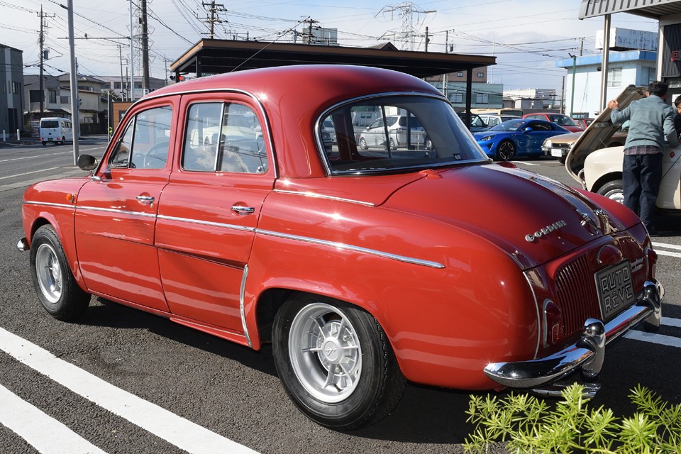 ノーマルドーフィンがリボンタイヤの似合うおしゃれクルマに対し、それとは真逆のかなり戦闘的なイメージに！少し跳ね気味なリアの挙動が『コレコレ、この感じぃ～！』的な。