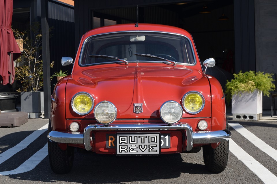 イエローバルブがビンテージフレンチの雰囲気を濃厚に感じさせます。大型のフォグランプは当時のラリーカーを彷彿とさせますね。