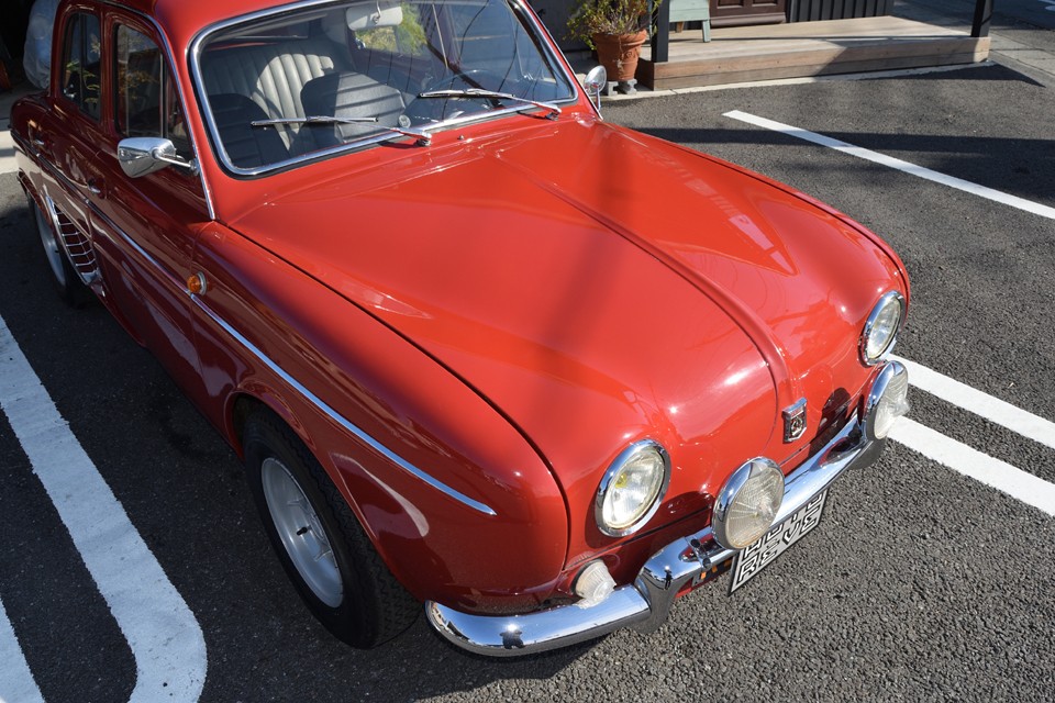 『そうそう、この色あったねぇ。』とお思いの方も多いはず。ルノー純正のRED（カラーコード789）塗装はビンテージ感のある少し朱色掛かったとてもいい雰囲気の色です！