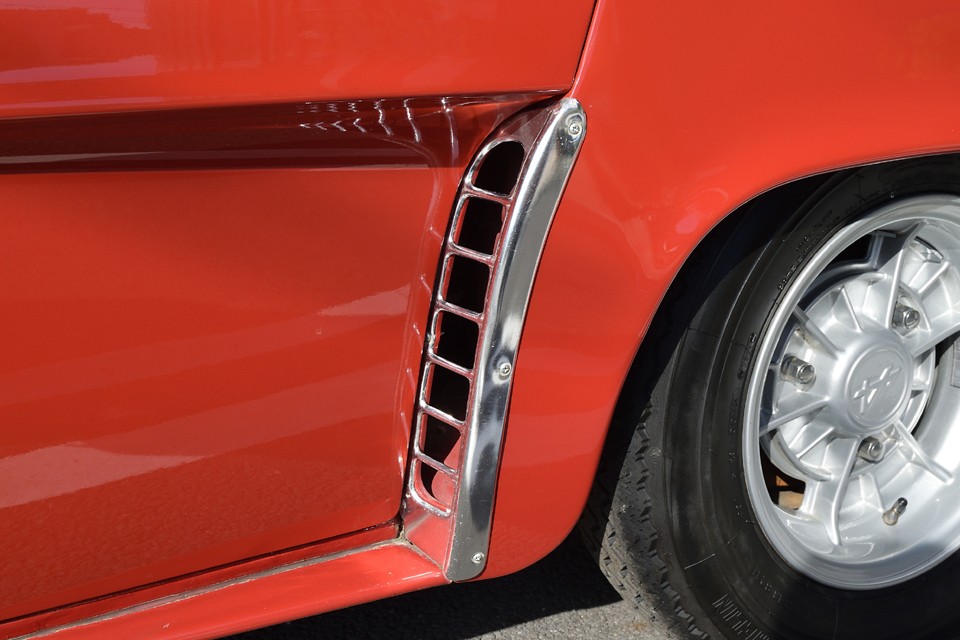 リアエンジンなので、ここが吸気口になりますが、機能だけでは無く、ちゃんとメッキパーツでサイドフォルムのアクセントになっているところはさすがです。