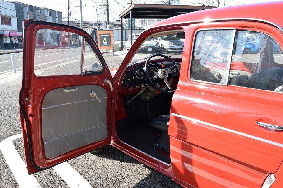 それでは60年代テイスト溢れるインテリアのご紹介です！どうぞ～！