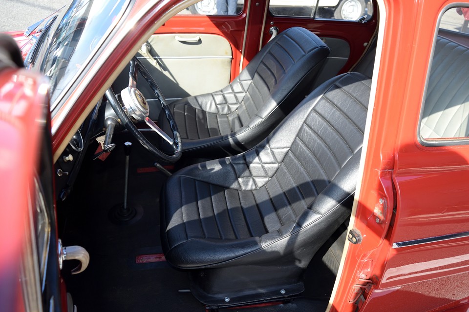 この時代のスポーツカーと言えばコレ。今見るとかなり小ぶりながらも、お尻がスッポリと収まって、その低いドライビングポジションでアドレナリン出まくりのバケットシート！