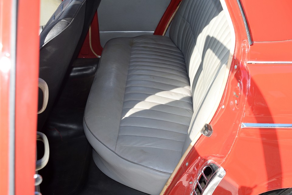 リアはまんまソファーのような純正ビニールレザーシート。ちなみに同素材の前席純正シート2脚も付属しますので、お好みでどうぞ。