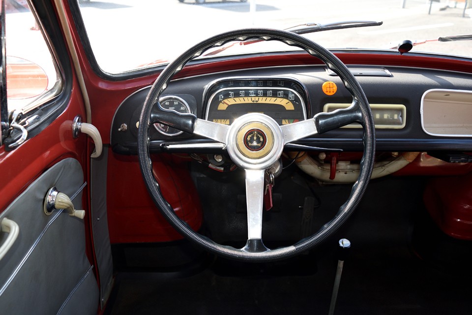 当時の姿そのもの！純正に忠実に仕上げられたメーター周りは、この時代ならではの趣きを感じます。