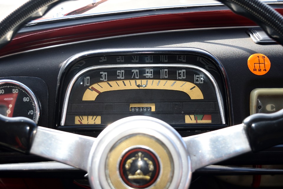 これまたルノー旧車あるある。何故だかメーターの数字がヘナヘナに・・・ペイントではなくデカールのためこうなってしまうのです。尚、旧車の為、走行距離は不明とさせていただきました。