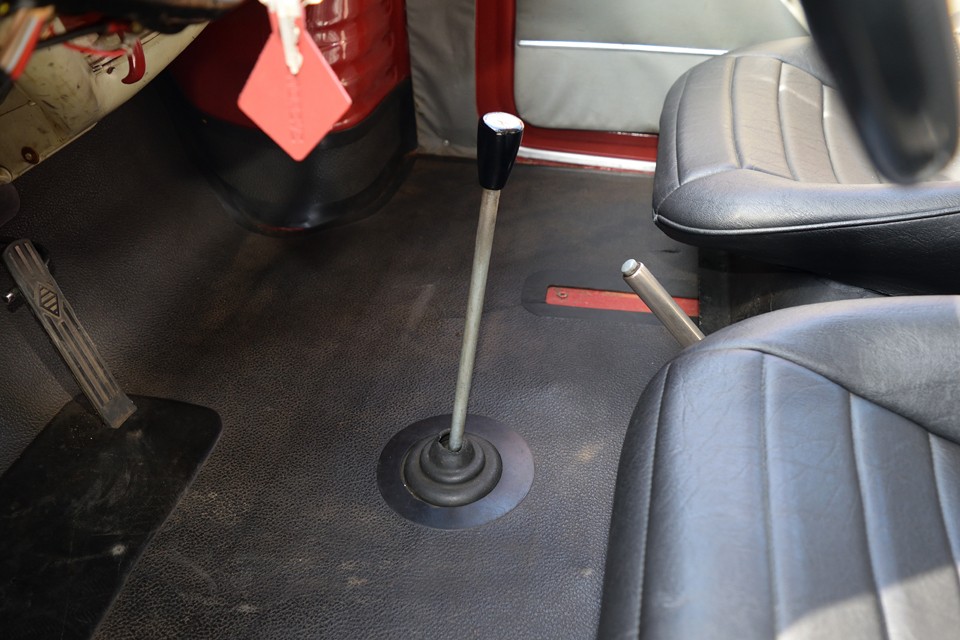 真っ平の床から唐突に生えるシフトレバー！細くて華奢で思いっ切り動作幅があって、尚且つ、イマイチどこに入ってるか分からないシフトですが、それらすべてのフィーリングがまさに60’s！