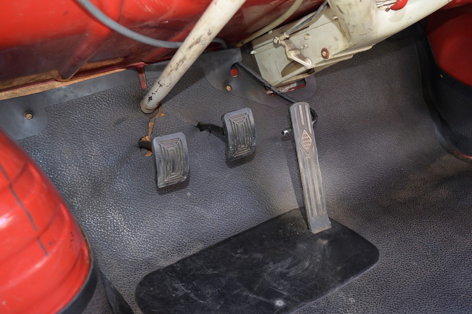 この時代の定番、オルガン式ペダルは慣れると踏力がそのままダイレクトに伝わる感じで、むしろ操作感は良いのではないかと。