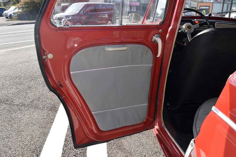 リアドア内張は汚れは少ないですが、でもちゃんと歴史を感じさせる趣きはありますね。←あくまで劣化ではなく趣きです。はい。