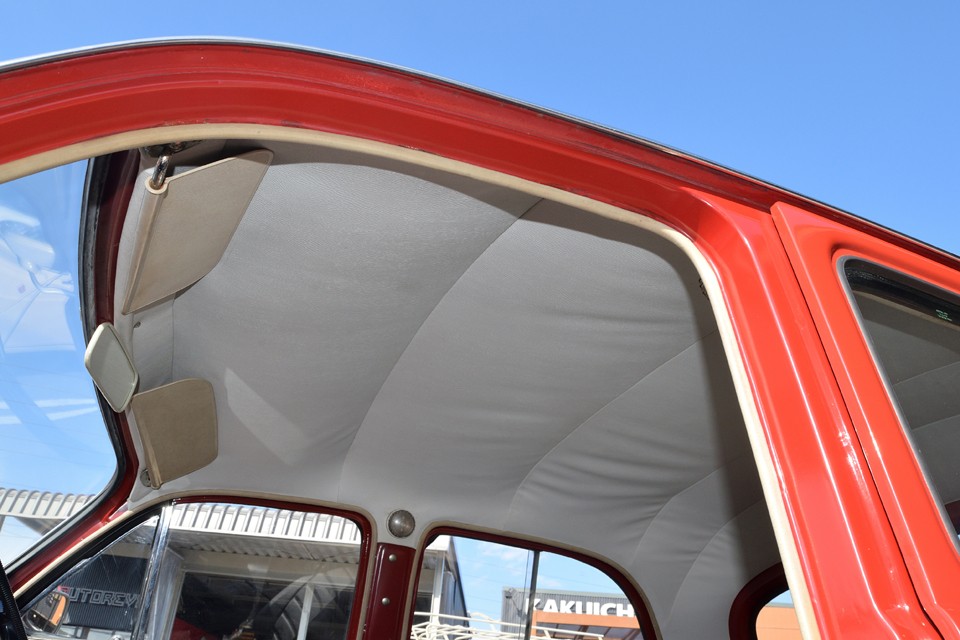 天張りは張替済みで清潔感のある状態。シワは決して垂れているわけではなく、現代車のように接着剤で全面を貼らず、何本かの横棒のハリで取付けてあるためです。