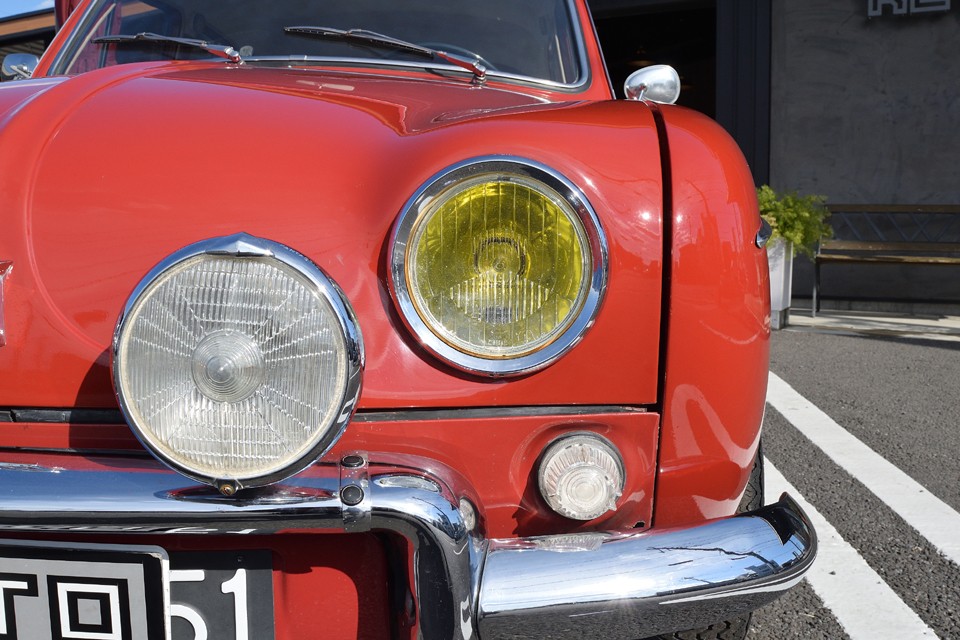 もはやルノーの伝統？ヘッドライトは凹面レンズのオールドCIBIEです。良くある凸レンズでは表情は変わりますからね。フォグは今では入手の難しい「S.E.V MARCHAL FANTASTIC」。これ絶対ビームとか出るヤツ！（笑）