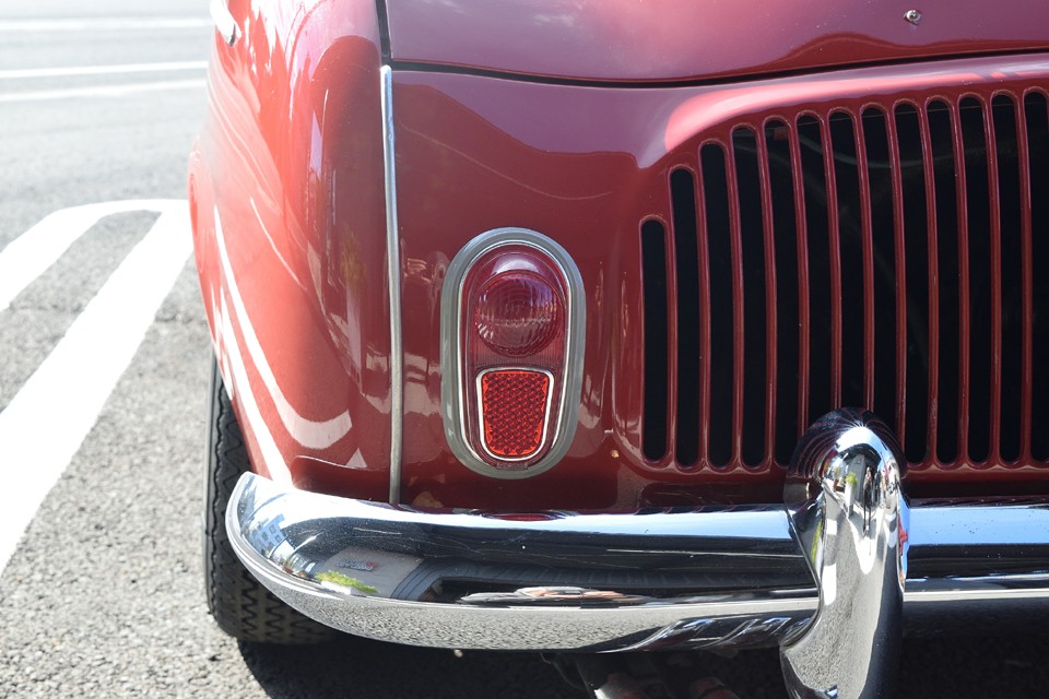 小さくて華奢なリアレンズが何とも可愛いですね。ボディの曲面が特徴のリア周りなので、シンプルで控え目なレンズがピッタリ！