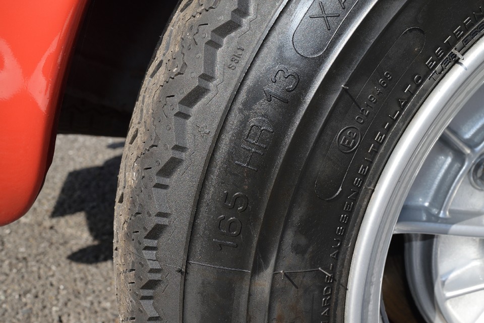 現在は165HR13のMICHELIN XASを装着。オリジナルに比べ、幅は20mm広く、径は2インチダウンで、当時のスポーツカーらしいモチモチ感のあるタイヤフォルムに！