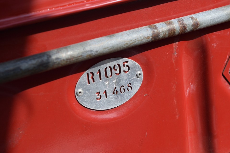 モデルナンバーを表すオーバルプレートは、ベース車のドーフィン（R1095）のものです。