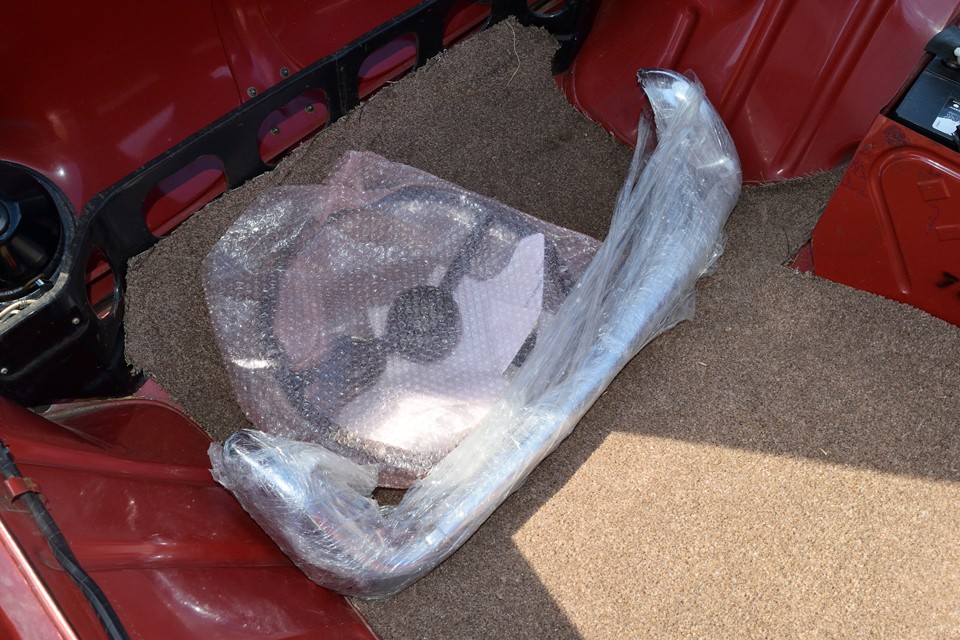 トランク内にフロントグリルバンパー、オリジナルステアリングがあります。もちろん付属します。