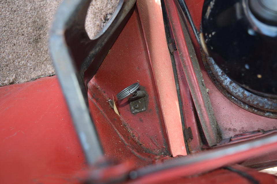 トランク前端に何やら怪しい引き手が・・・。