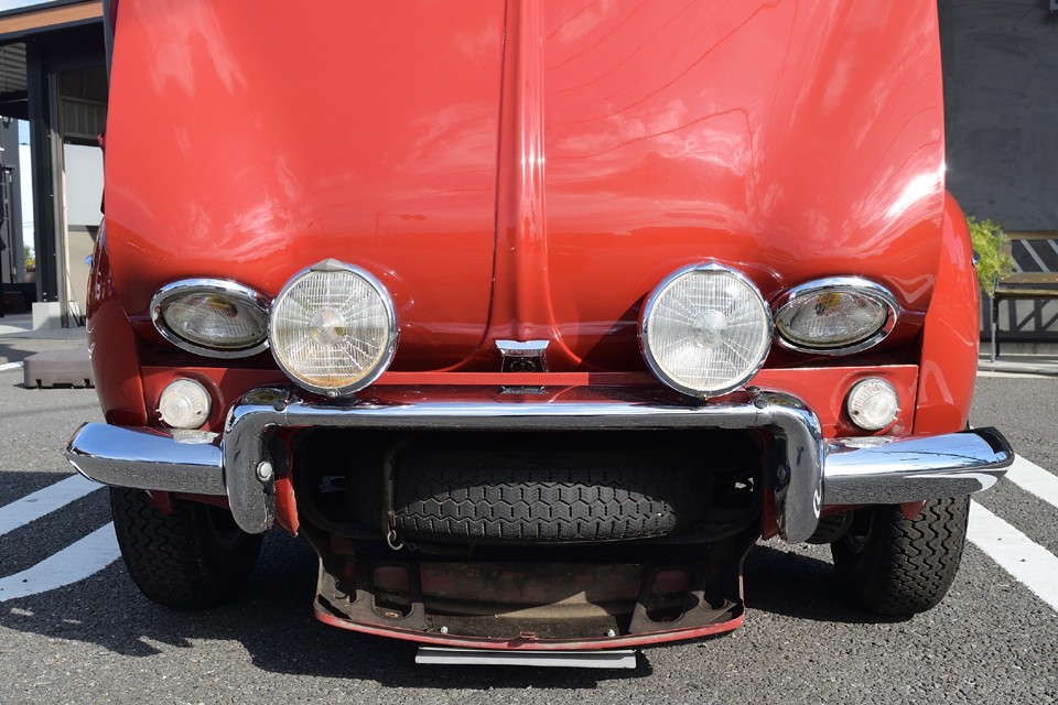 「ガクンッ！」と顎が外れたかのような顔に（笑）・・・スペアタイヤ収納庫です。