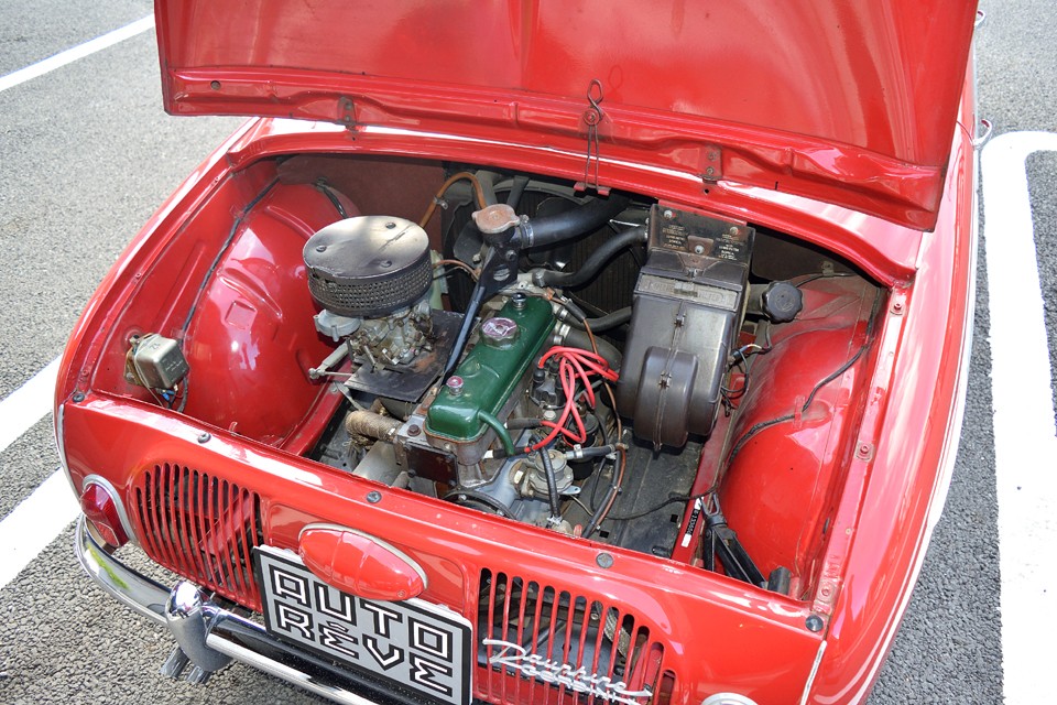 ノーマルのドーフィンのスペックは、直列4気筒OHV 845cc 最高出力30.5PS/4500rpm 最大トルク6.9kgf・m/2000rpm 車両重量670kg、それに対しドーフィン・ゴルディーニは排気量、車重はそのままに、キャブをZenith28→Solex32に変更することで最高出力33PS/5000rpm 最大トルク5.91kgf・m/3300rpmに。トルクを犠牲にしてまでも最高出力を上げ、ミッションを3MTから4MTに変更したのはレースを見据えて、加速や最高速の伸びを優先したためなんでしょうね。