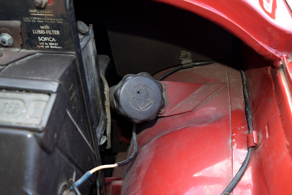 給油口はココ。リアエンジンフード内なので、給油にはくれぐれもご注意を。っていうか、そういうことでいいの？フランス的ですねぇ。