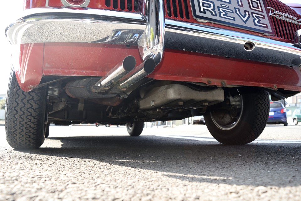 リア下面です。オイルパンがキレイなのがいいですねぇ。マフラーに薄いサビはあるものの、他に目立つ酷いサビやオイル漏れもありません。