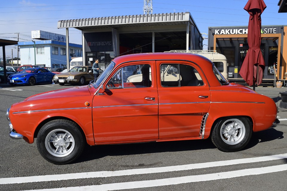 R8のご先祖というだけでご想像に難くないフランス車らしからぬ、アドレナリン出まくりの走りと、実用車中の実用車然とした佇まい・・・。