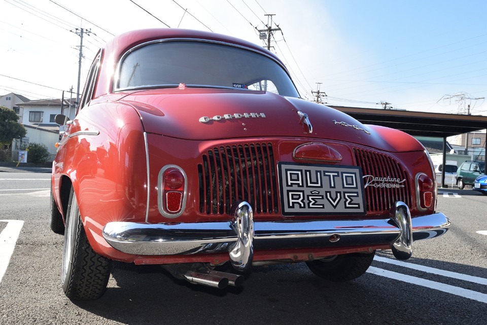 暖簾のようなスリットの奥にGマークがあることを想像させない柔らかな曲線美のリア・・・。