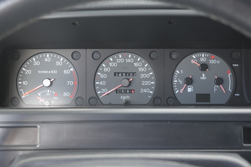 実走行43,122km。必ずしも走行が少なければ良いとは限らないのですが、この個体のように保管状態の良い個体なら走行少のメリットは大きいかと。