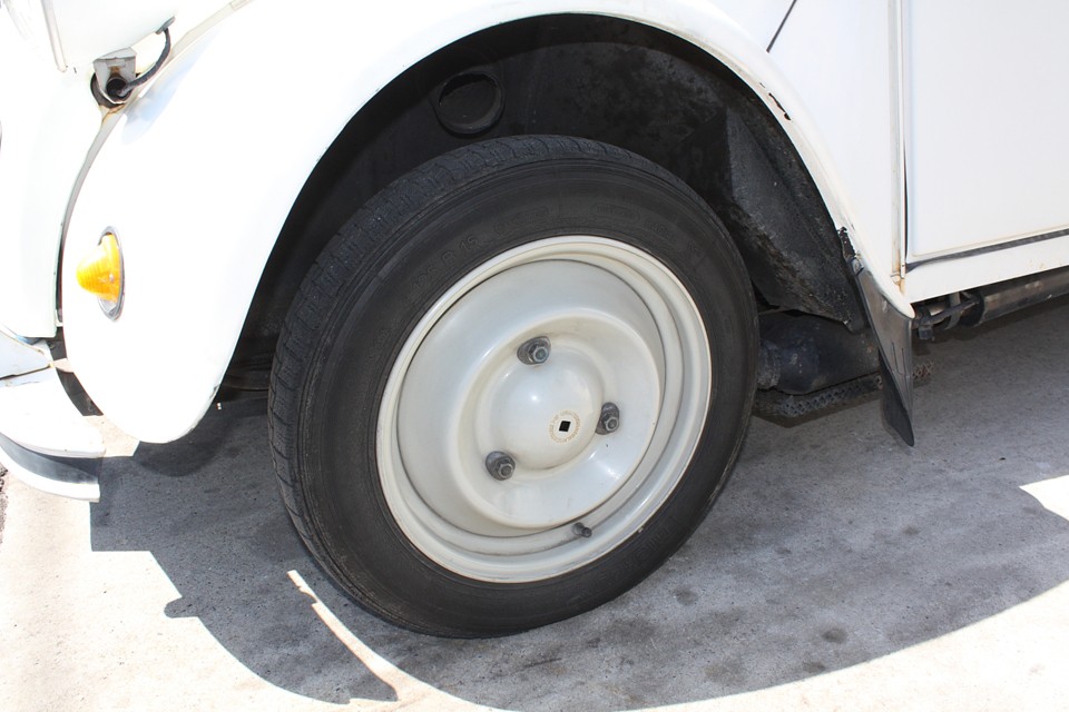 タイヤはヒビヒビ状態…安全に関わるところですからミシュランタイヤ4本新品交換サービスします！