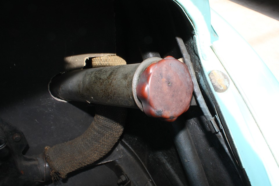 燃料の給油口はエンジンフードの中にあります。