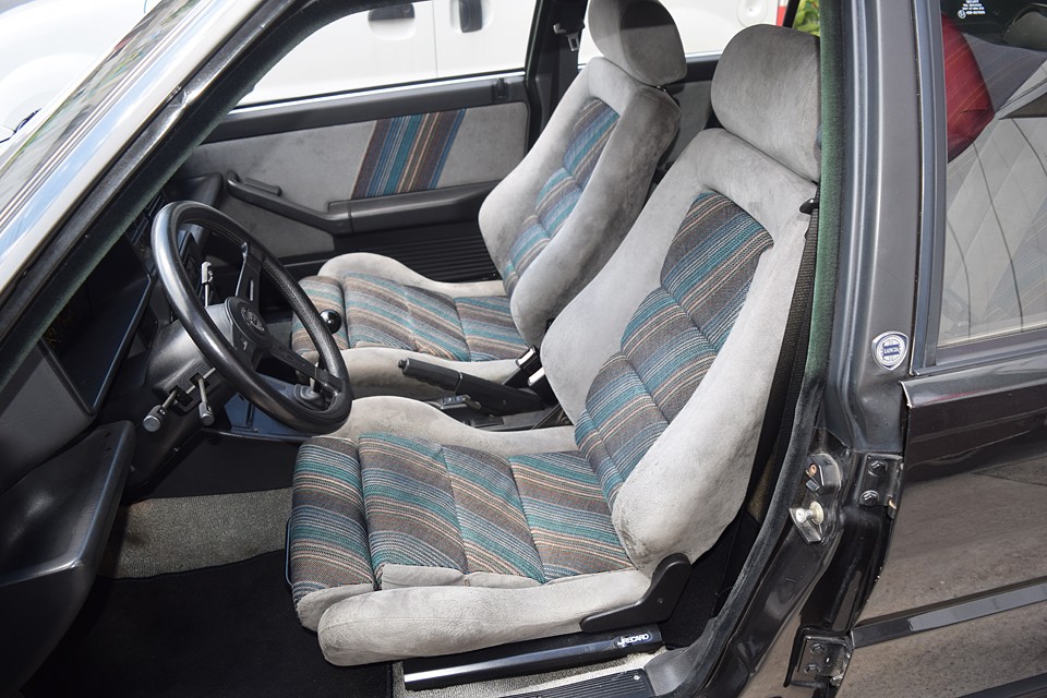 インテリア最大の特徴でもあるミッソーニ製のシートはご覧の通り！一番傷んでいる運転席で、この状態です。スレは若干ありますが、破れはありません。
