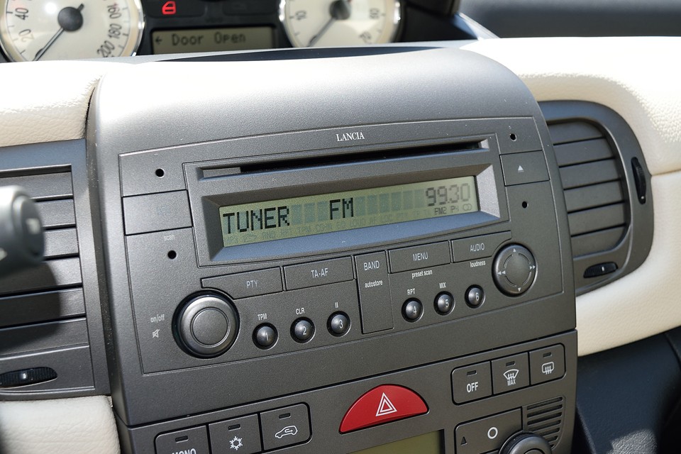 並行車のためラジオの周波数がずれているのは愛嬌でしょうか・・・ずれているだけで、ちゃんと聴けますのでご安心を。