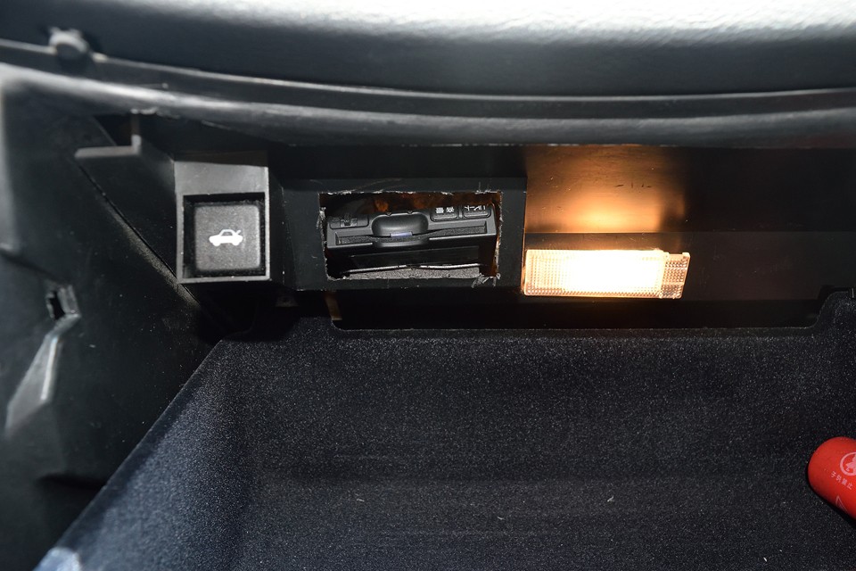 助手席前のグローブBOX内にETCを装備！左のボタンはトランクオープナー！なんでこんなところに？セキュリティのためでしょうが、トランク開ける時、「あれ？どこだっけ？」と、いつも探してしまいます（苦笑）