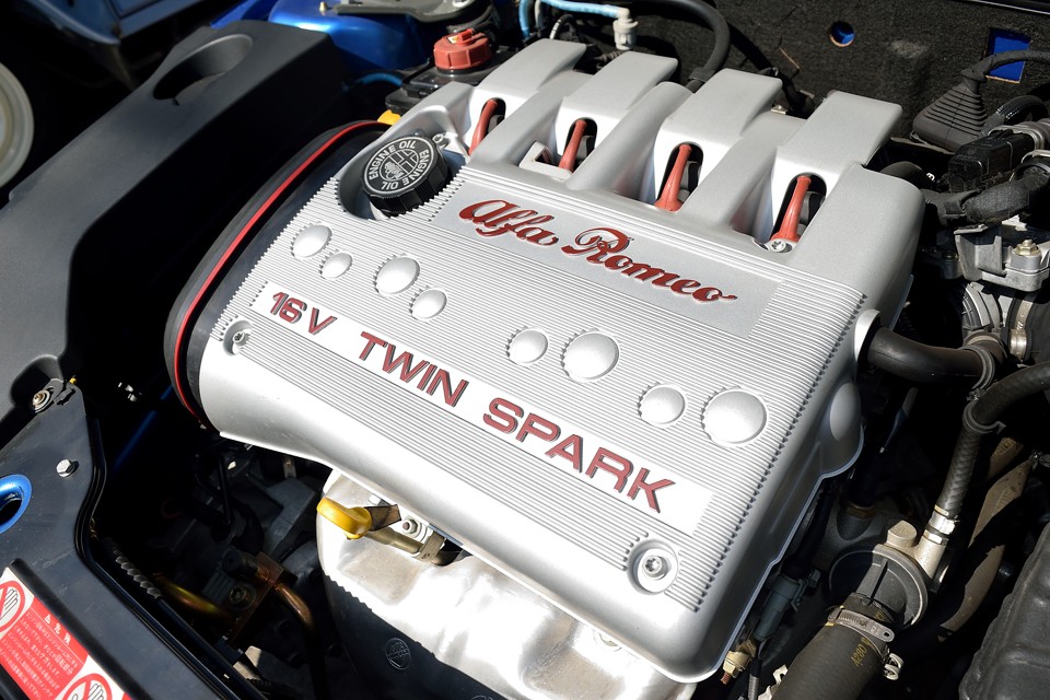 直列4気筒DOHC16バルブ、1969cc、最高出力150ps/6300rpm、最大トルク18.4kg・m/3800rpmを発生するエンジン！数値的には一般的な値ですが、気持ち良さがツインスパークエンジンの真骨頂！