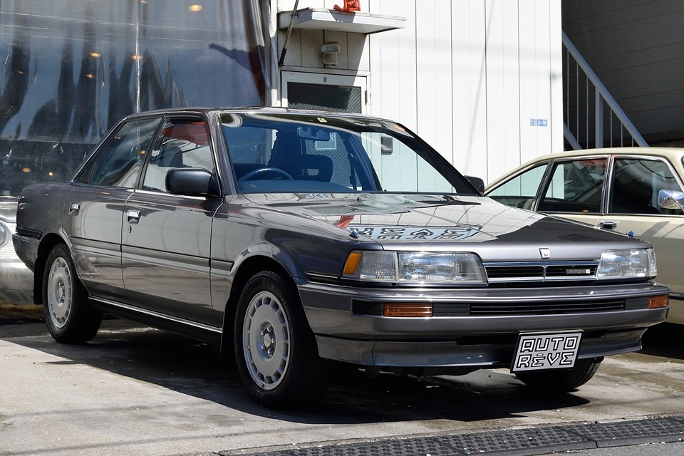 1988（昭和63）年4月登録、トヨタ カムリ 2.0GT TWIN CAM 16バルブ！当時、世界戦略を目指すトヨタが造った渾身の1台！これは日本が誇る「ザ・ジャパン・セダン！」と言って良いのではないかと！