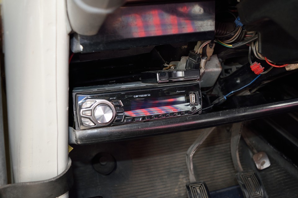 運転席の膝元にオーディオとETCを装備。オーディオはカロッツェリア製のMVH-390、USB入力端子でスマホの音楽データを手軽に再生！