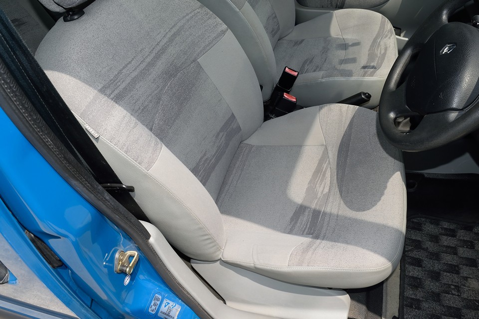一番使用感のある運転席でこの状態です。サイドサポートに若干のヘタリはありますが、目立つ汚れはありません！