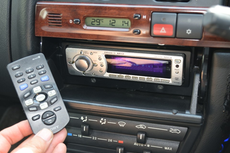 オーディオはSONY製のCDデッキを装備。ソースはCD(本体）、CD（チェンジャー）、AMFMラジオのみです。