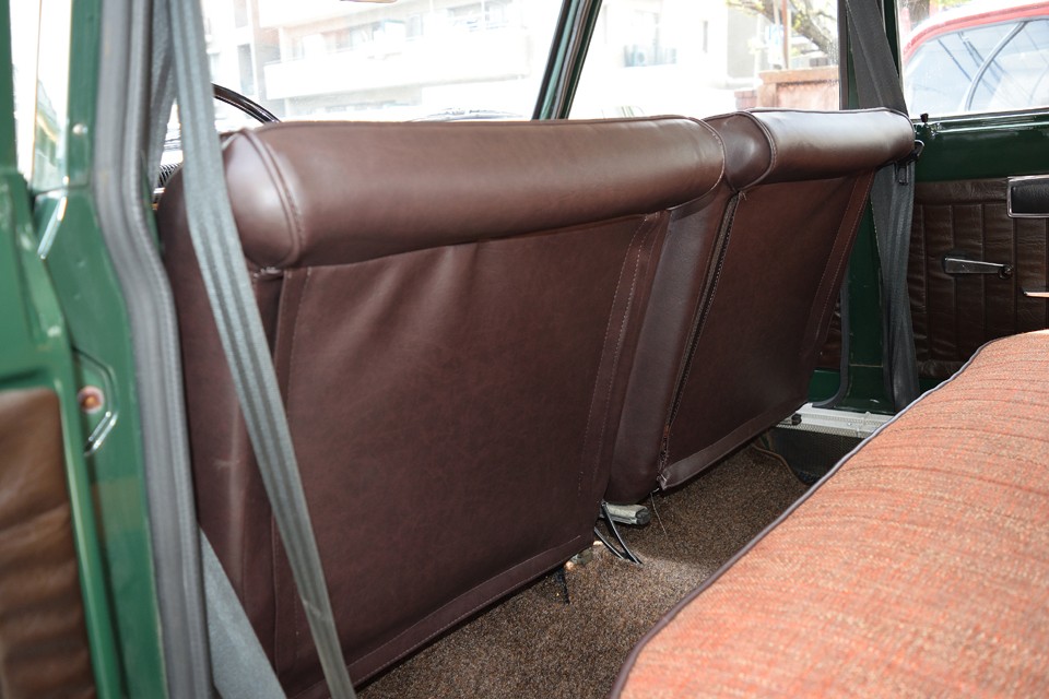 フロントのシートバックはこんな形状なので、座り心地を犠牲にすることなく、後席足回りのスペースを確保！