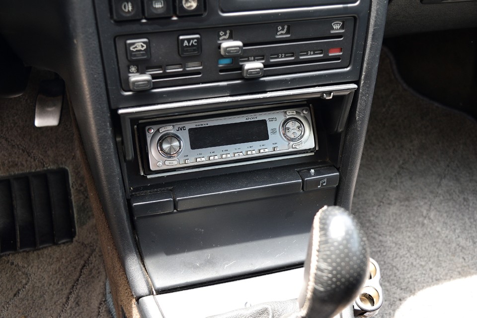 オーディオは少し古いCDデッキですが、MP3プレーヤーが接続出来ます。ちなみにこの下の灰皿部分のプラスチック製のフタも開閉がうまく出来ない感じです。割れそうなので無理には確認していないのですが・・・。