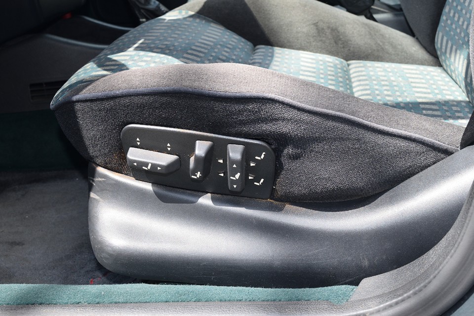 V-SXには標準で運転席、助手席ともに、ご覧のパワーシートを装備！