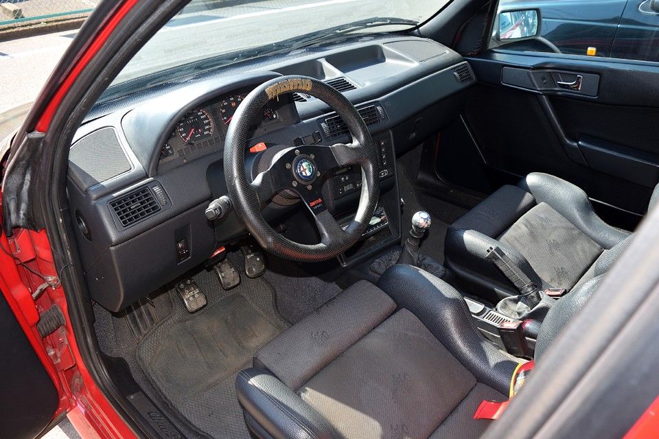 ステアリングがMOMO製に換装され、ドライバーズシートに4点式シートベルトが取り付けられている以外は基本オリジナルです。