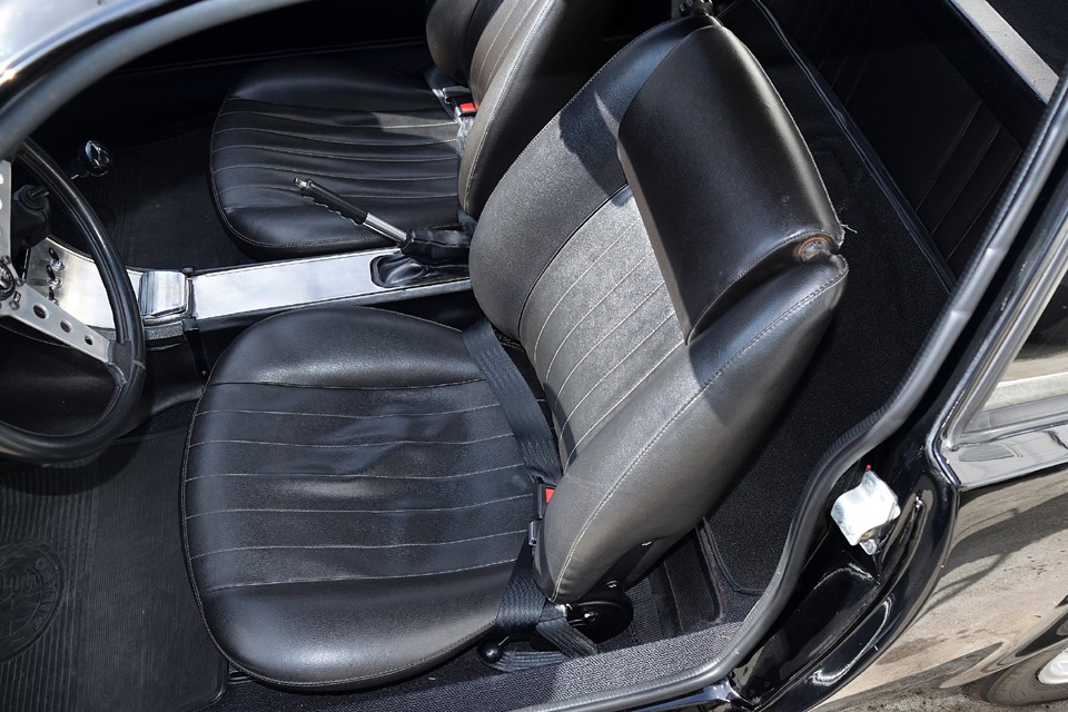 ジュニア・ザガート専用シートはアルファには多いブラックビニールレザー張り。ご覧の使用感はありますが、破れはありません。またこのシートに良くある症状ですが、現在、運転席のリクライニング機構が不動の状態です。この個体の唯一の気になる点でしょうか。