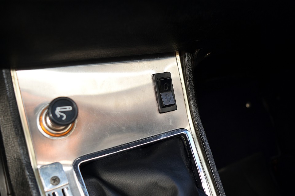 シフトの右上にはリアハッチの「チョイ開け」用の開閉スイッチ。これでハッチを閉めると車外から手動でハッチを開くのは困難になるので、チョイ開け状態が基本なんでしょうね。