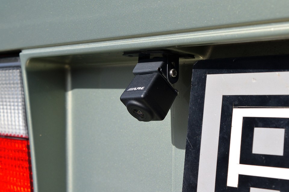 バック時の後方確認用カメラも装備ですので、狭い駐車場でも安心ですね。