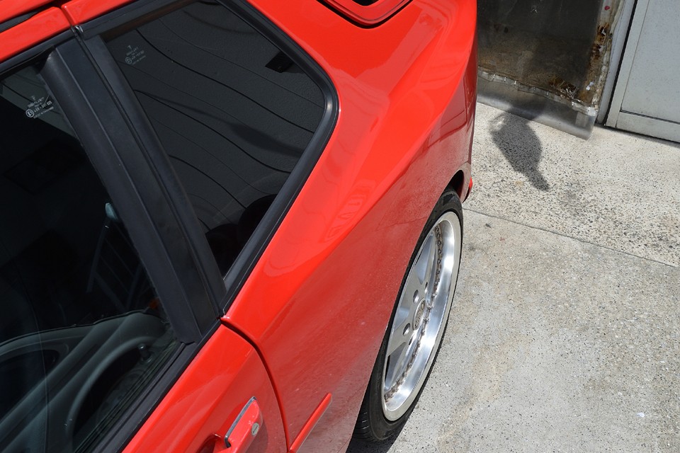 リアは更に巨大な張り出し！リトラと並んで、944のボディデザインの最大の「萌え」ポイントかと。