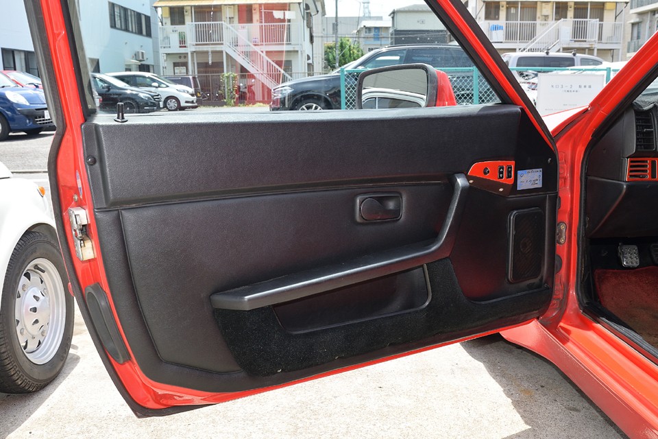 この時代のポルシェらしい黒一色のシンプルな内張です。ダッシュパネルからドアの一部にまで貼られた赤いシートはちょうどいいアクセントになっていますね。
