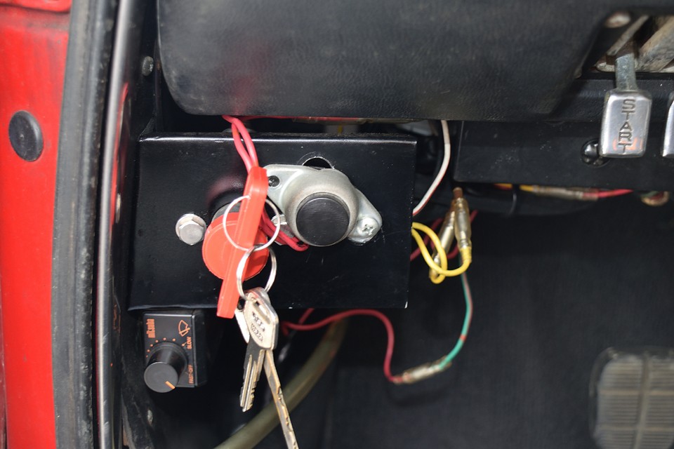 現在イグニッションは改造されており、エンジンスタート手順は、①画面の赤いレバーでバッテリー通電確保　②ハンドル右側のトグルスイッチでメイン電源ON　③プッシュボタンでスターターONです。これはこれでありかもしれませんね。