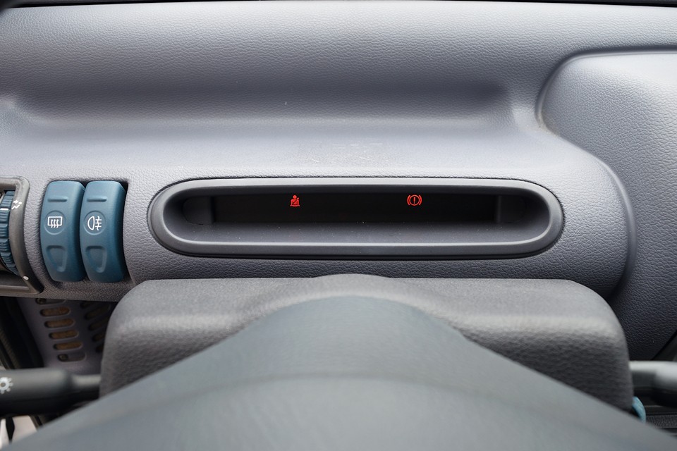 運転席前の小窓には、リアルタイムの走行インフォメーション以外の各種情報が表示されます。センターメーターとは情報の種類が住み分けられているので、とても分かりやすいです。