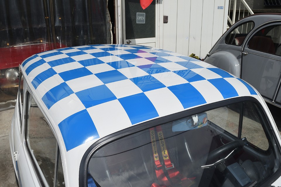 ルーフのブルーの市松模様、ボディサイドのブルーのラインはカッティングシートでは無く、しっかりと塗装されています。