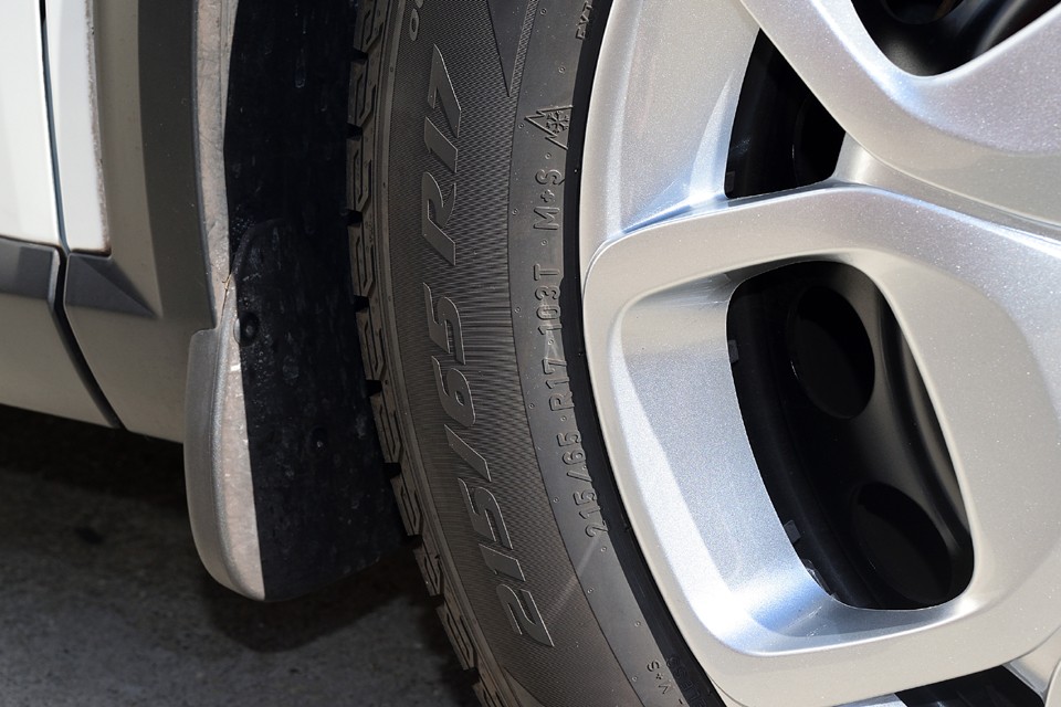 タイヤはピレリのICE ZEROでサイズは215/65R17。ノーマルとは幅、インチともに異なりますが、外周では3mmの相違ですので、ほぼピッタリのタイヤです。