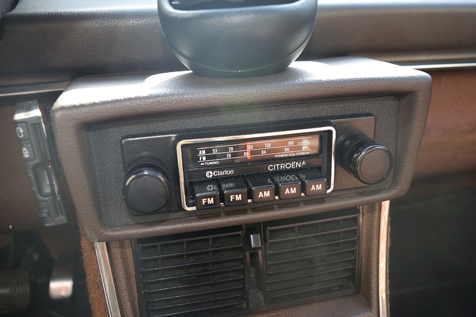 純正の「ガチャメカ・ラジオ」。音質は最近の車に比べるも無いですが、むしろ最新のオーディオでは出せない、昭和の音が出ます。